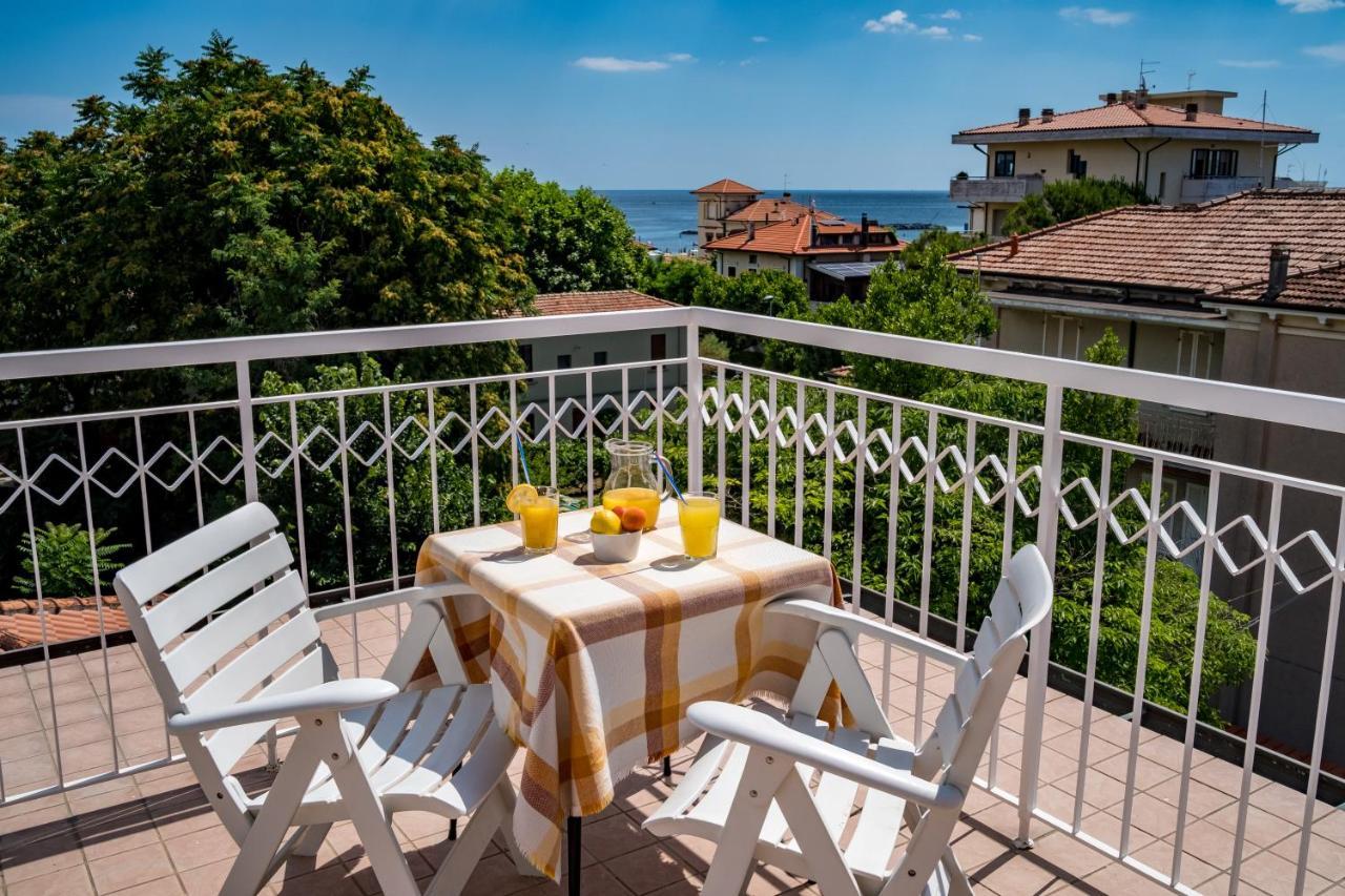 Hotel Villa Dei Fiori - Sul Mare Con Piscina Viserbella di Rimini Exterior foto